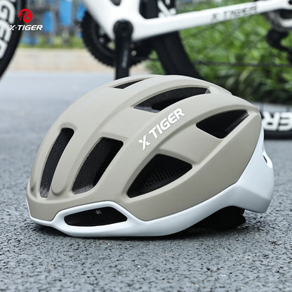 Rennradhelm mit Rücklicht