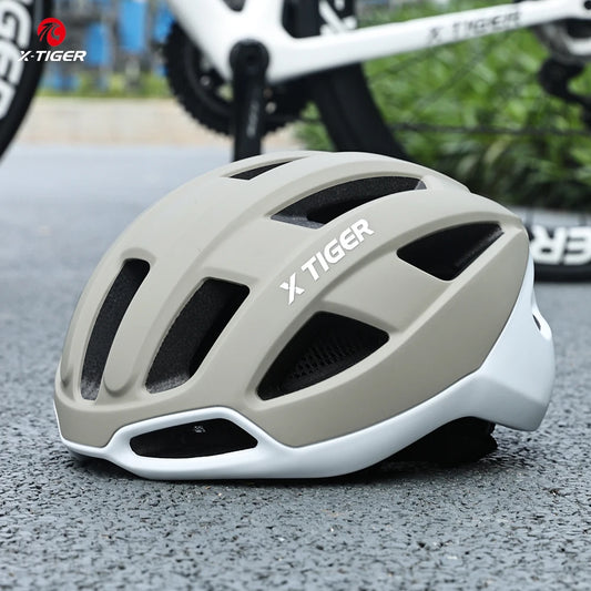 Rennradhelm mit Rücklicht